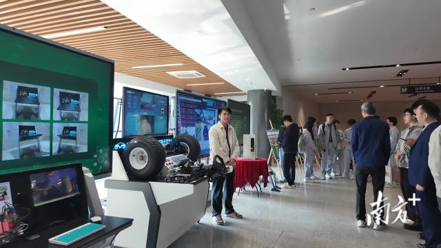 现场举办创新科技成果实物展。