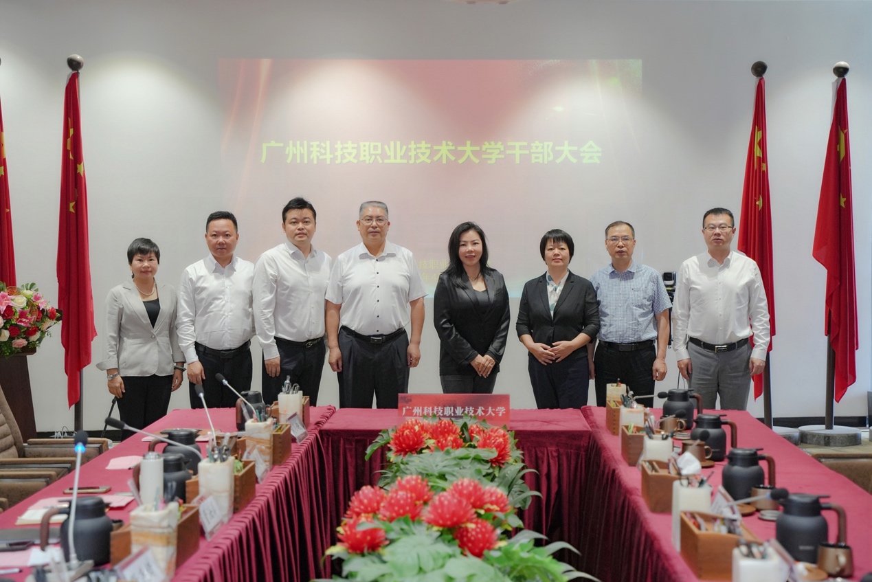 一群人站在桌子边&#xA;&#xA;AI 生成的内容可能不正确。