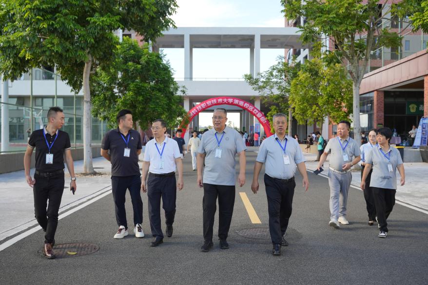 校领导全部 校领导全部