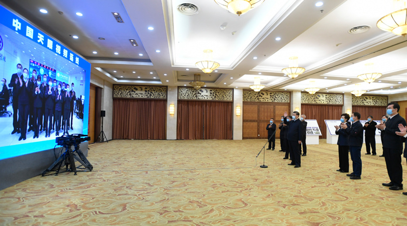 2月3日至5日,中共中央总书记、国家主席、中央军委主席习近平来到贵州考察调研,看望慰问各族干部群众,向全国各族人民致以美好的新春祝福。这是5日上午,习近平通过视频察看“中国天眼”现场,同总控室的科技工作者代表亲切交流,并向全国广大科技工作者拜年。新华社记者 李学仁 摄