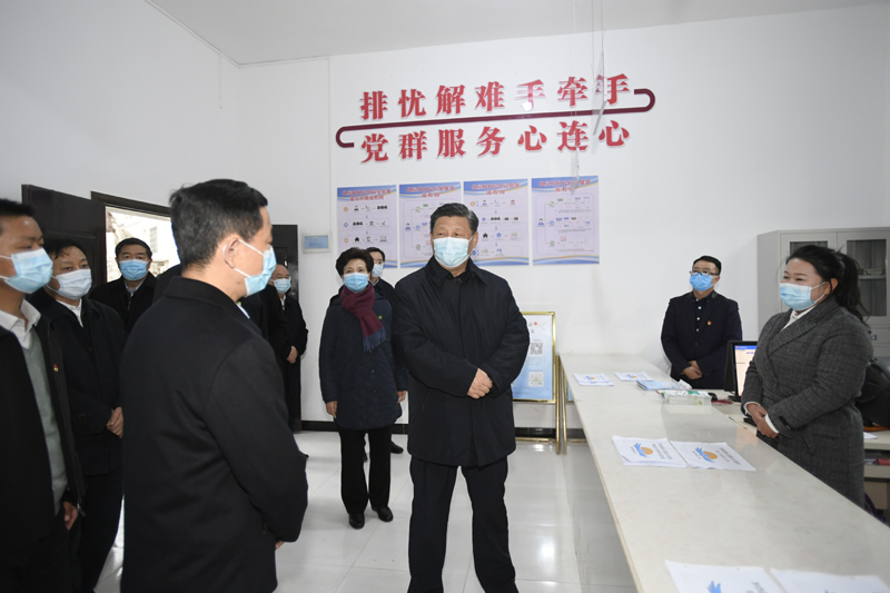 2月3日至5日,中共中央总书记、国家主席、中央军委主席习近平来到贵州考察调研,看望慰问各族干部群众,向全国各族人民致以美好的新春祝福。这是3日下午,习近平在毕节市黔西县新仁苗族乡化屋村村委会考察调研。新华社记者 李学仁 摄