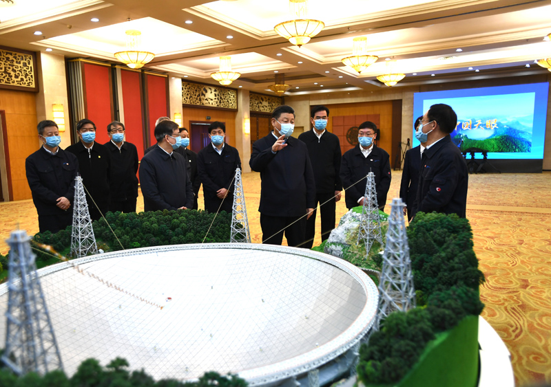 2月3日至5日,中共中央总书记、国家主席、中央军委主席习近平来到贵州考察调研,看望慰问各族干部群众,向全国各族人民致以美好的新春祝福。这是5日上午,习近平亲切会见“中国天眼”项目负责人和科研骨干,听取“中国天眼”建设历程、技术创新、国际合作等情况介绍。新华社记者 谢环驰 摄