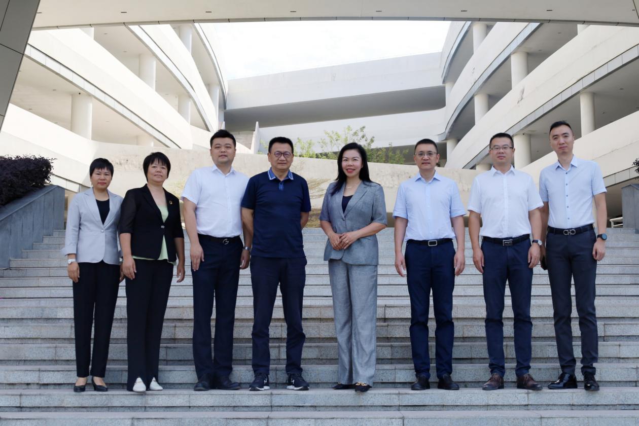 图书馆外合影(1) 图书馆外合影(1)