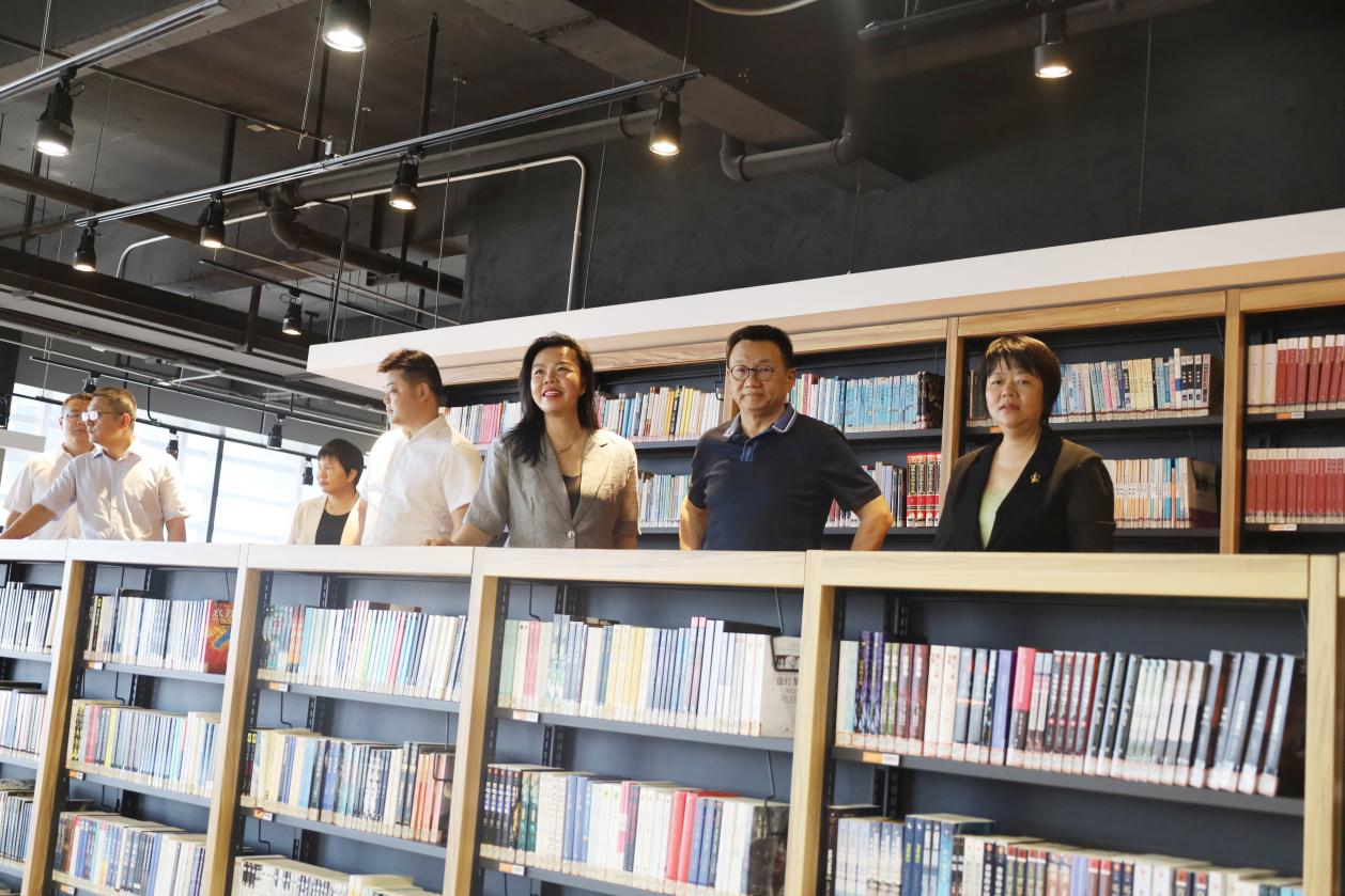 参观学校图书馆 参观学校图书馆