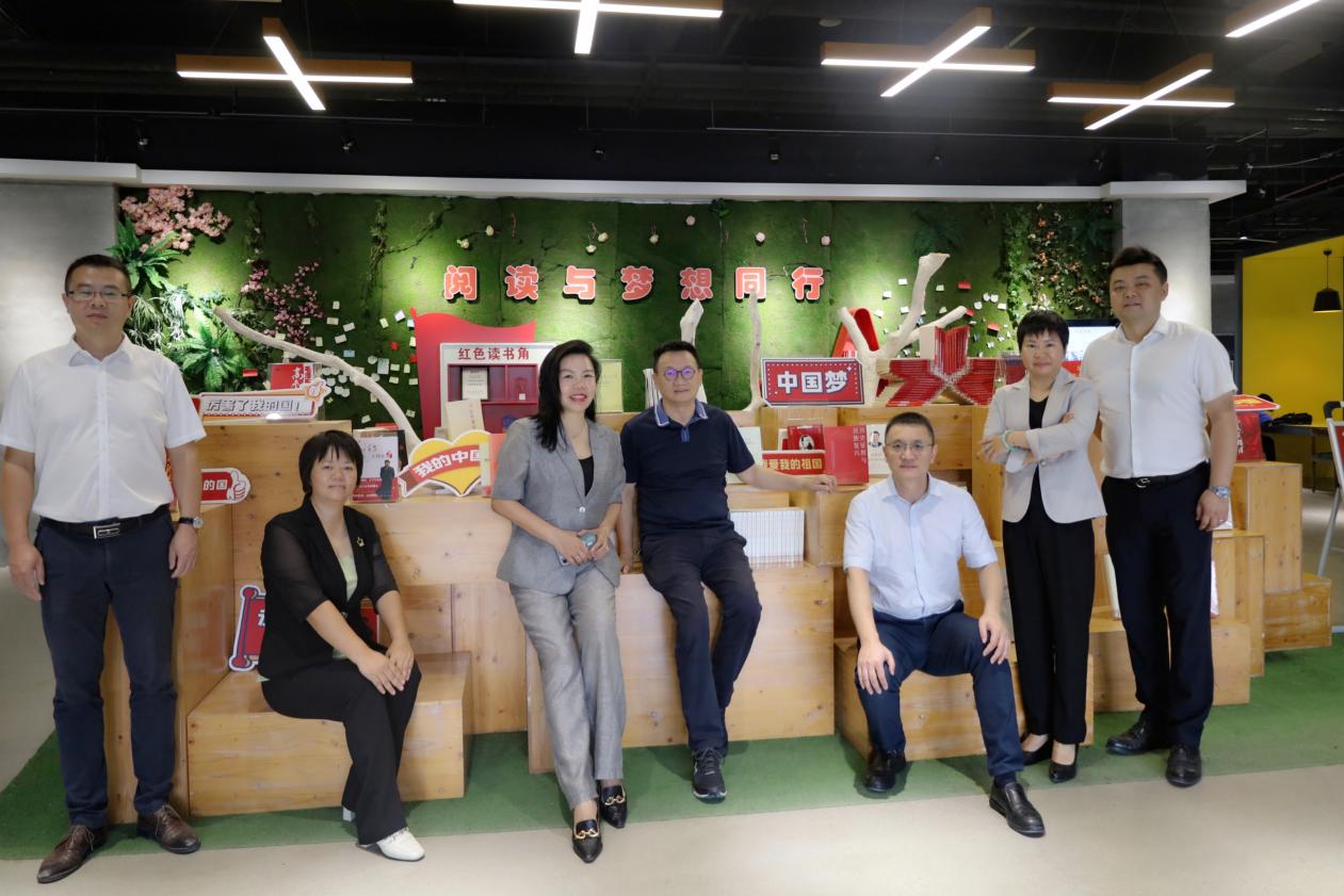 图书馆内合影(2) 图书馆内合影(2)