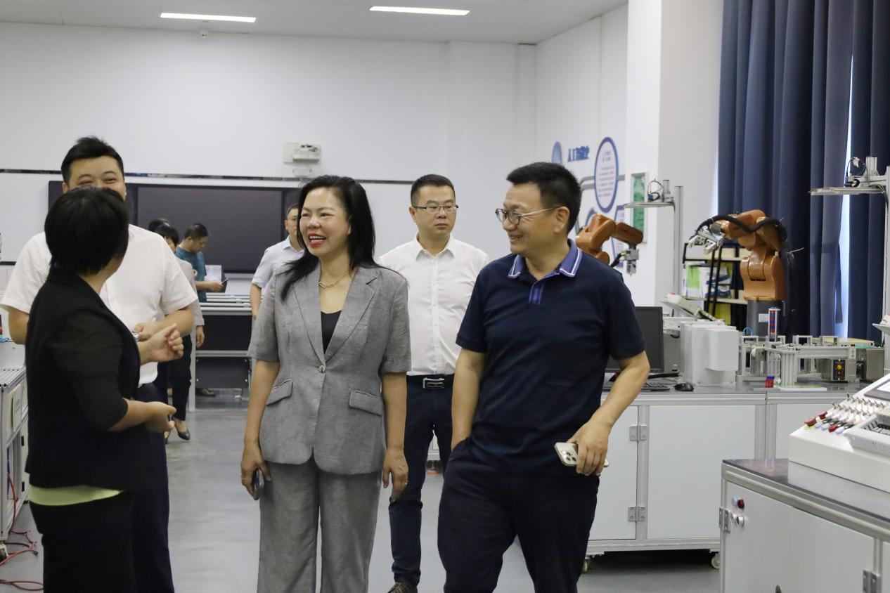 参观学校专业实训基地 参观学校专业实训基地