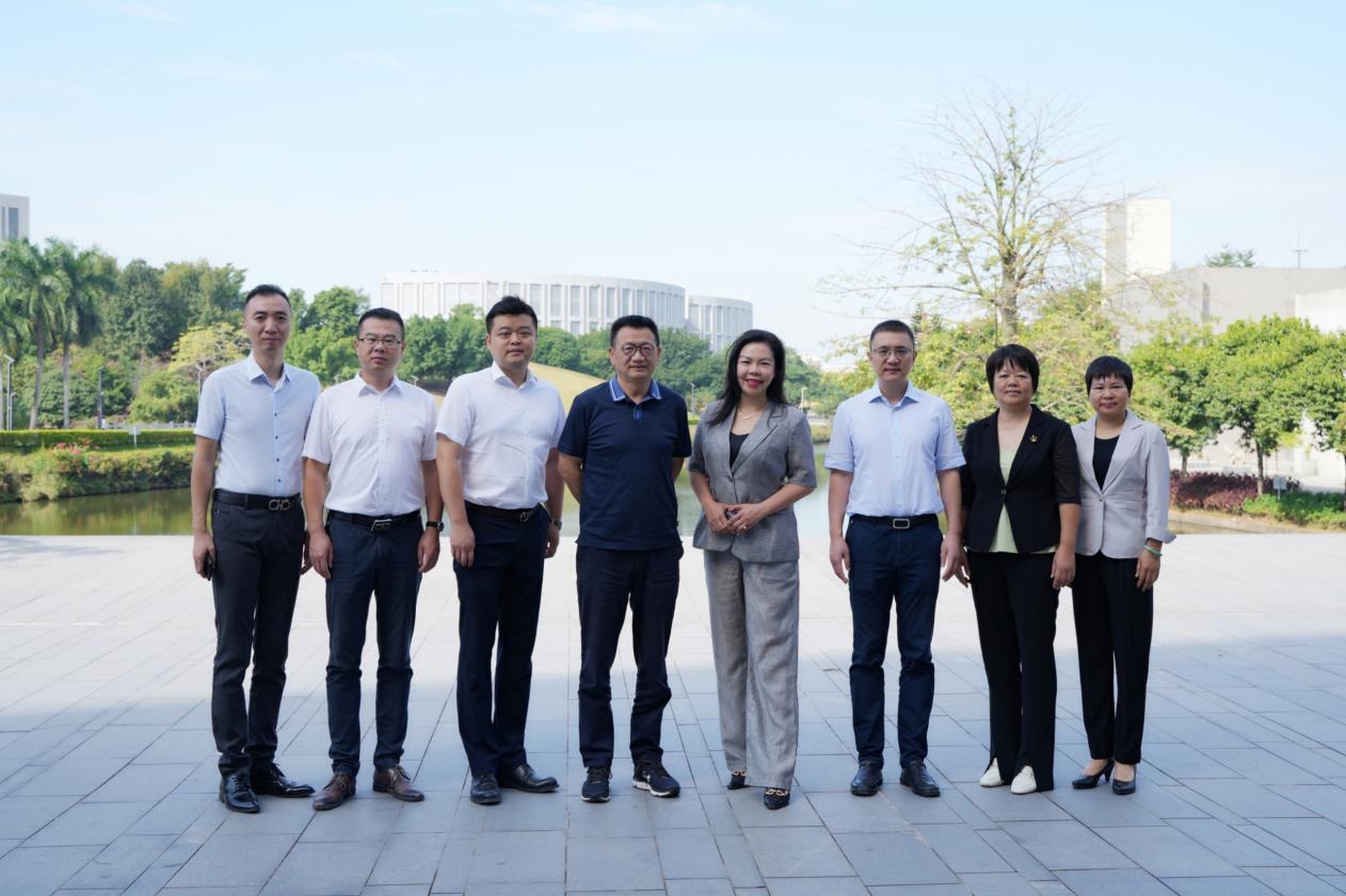 图书馆外合影(2) 图书馆外合影(2)