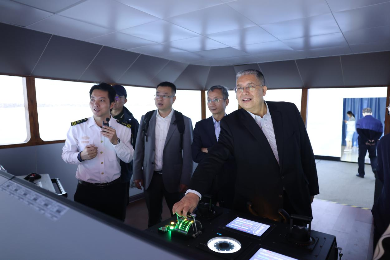 广州科技职业技术大学校长张连绪一行参观海事学院360度航海操纵模拟器实训室2