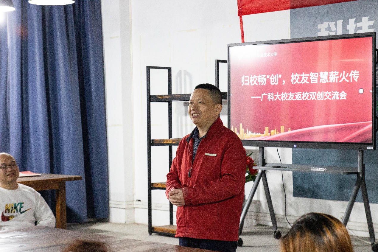 图片包含 人, 建筑, 男人, 女人&#xA;&#xA;描述已自动生成