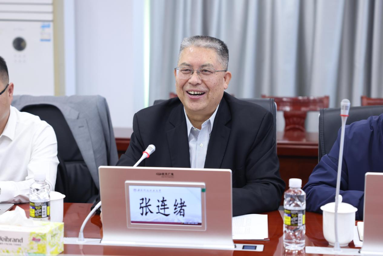 广州科技职业技术大学校长张连绪介绍参会人员