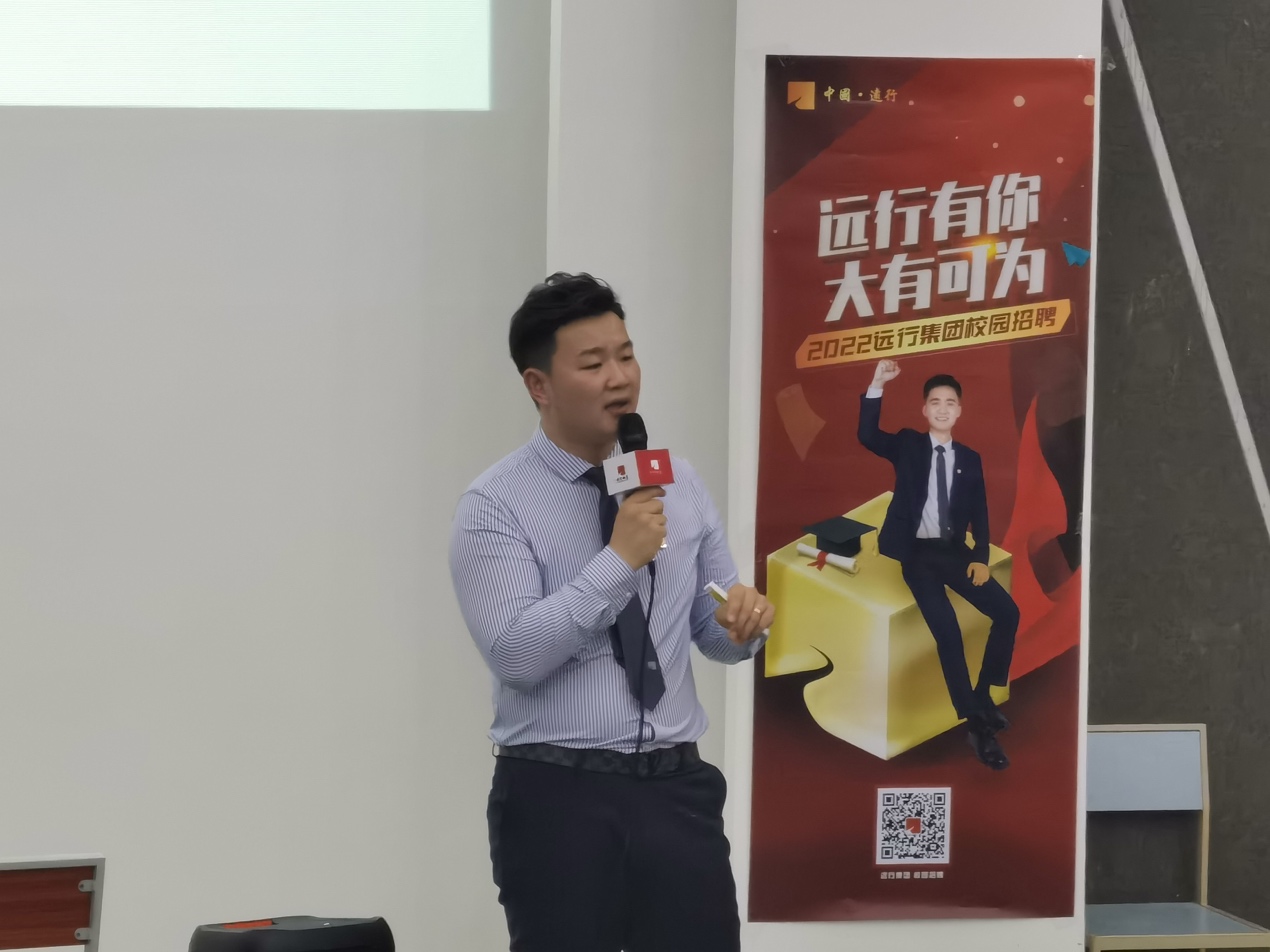 人站在房间里玩体感游戏
低可信度描述已自动生成