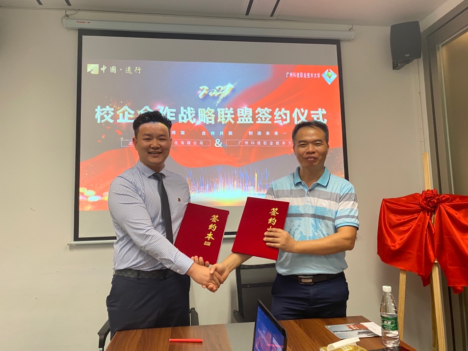 图片包含 室内, 人, 桌子, 男人
描述已自动生成