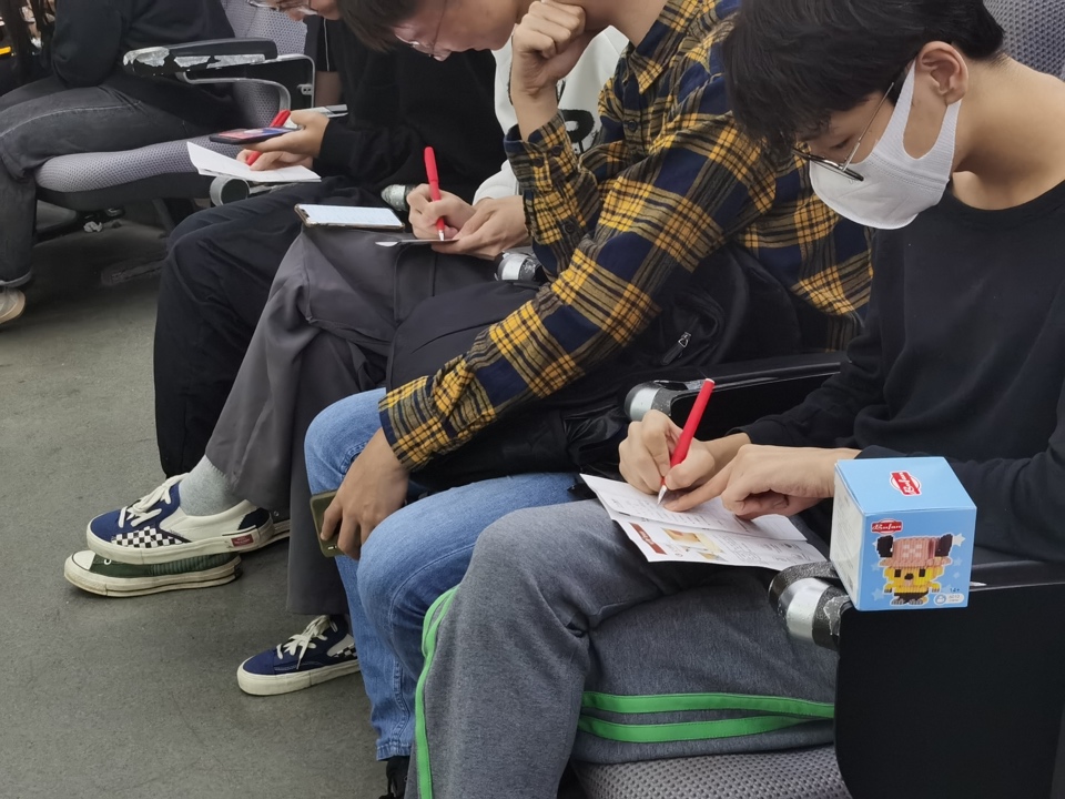 玩滑板的人
中度可信度描述已自动生成