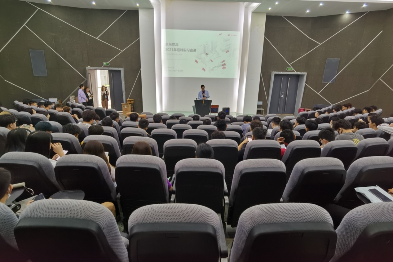 图片包含 室内, 充满, 椅子, 满
描述已自动生成