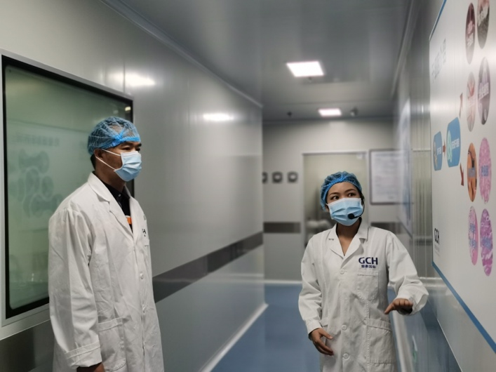 男人们站在厨房里
低可信度描述已自动生成