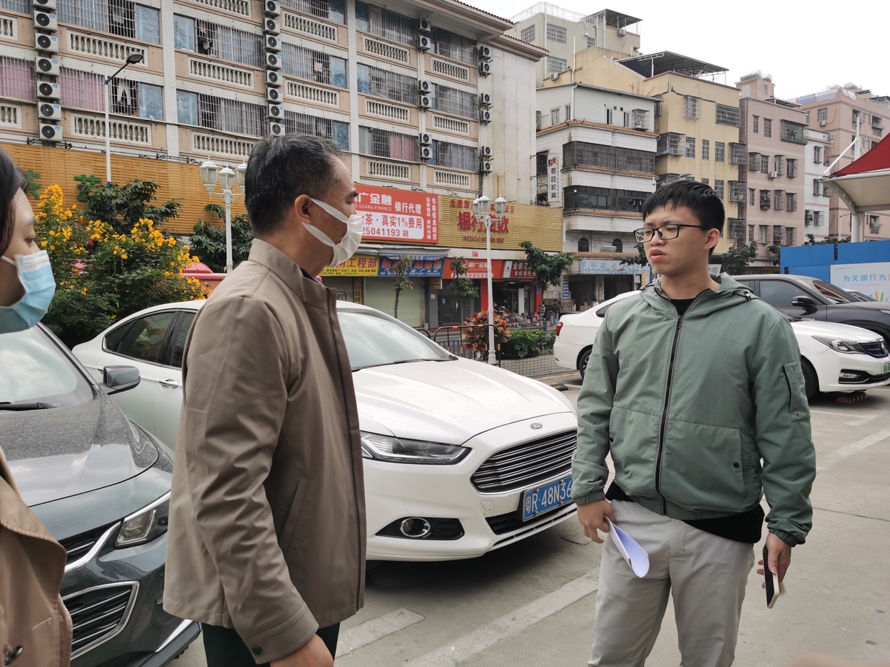 人在街道边走
描述已自动生成