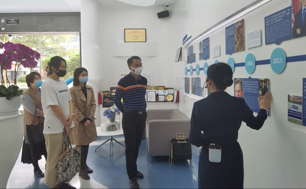 人们站在房间里
描述已自动生成