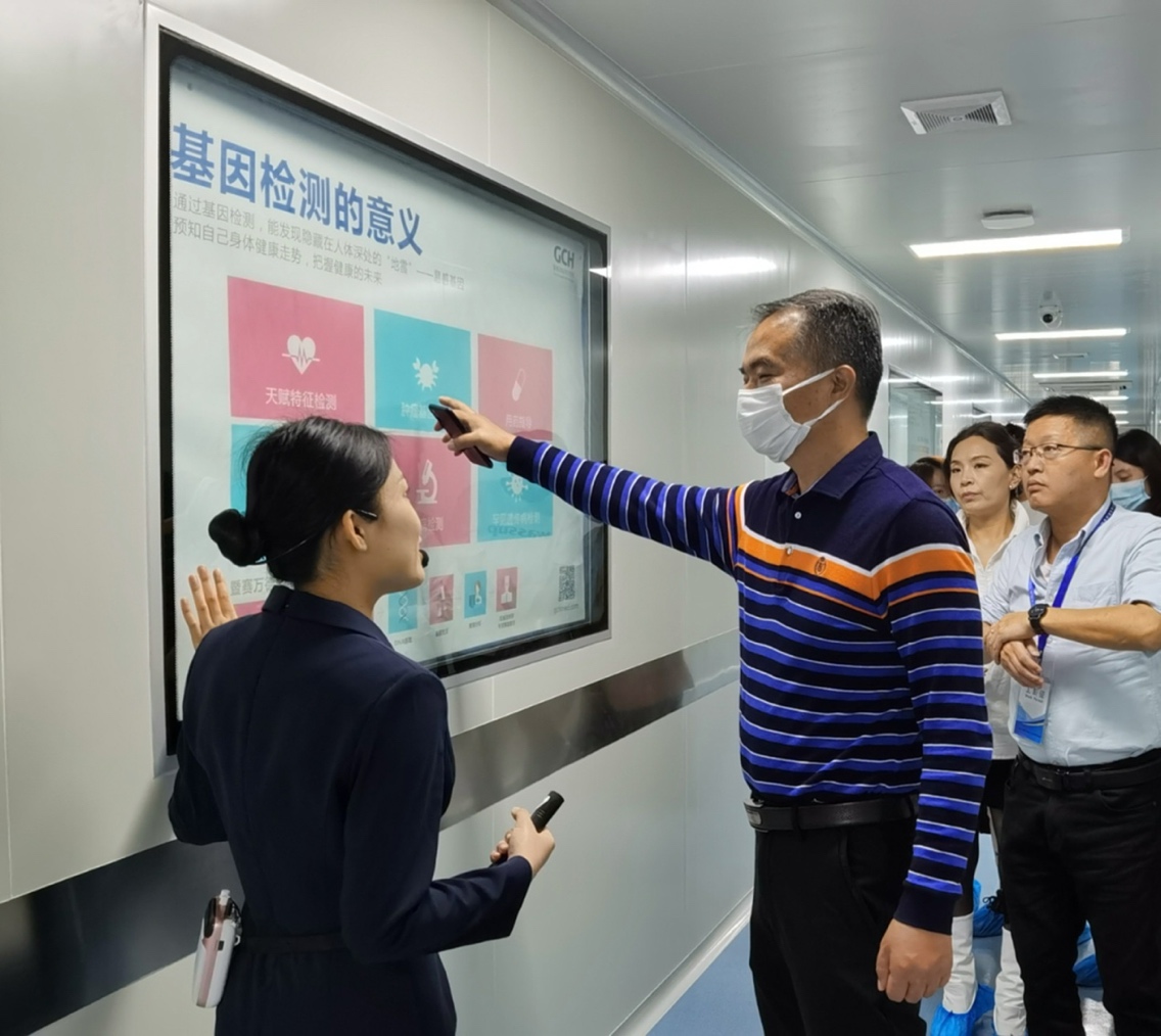 男人和女人站在房间里
低可信度描述已自动生成