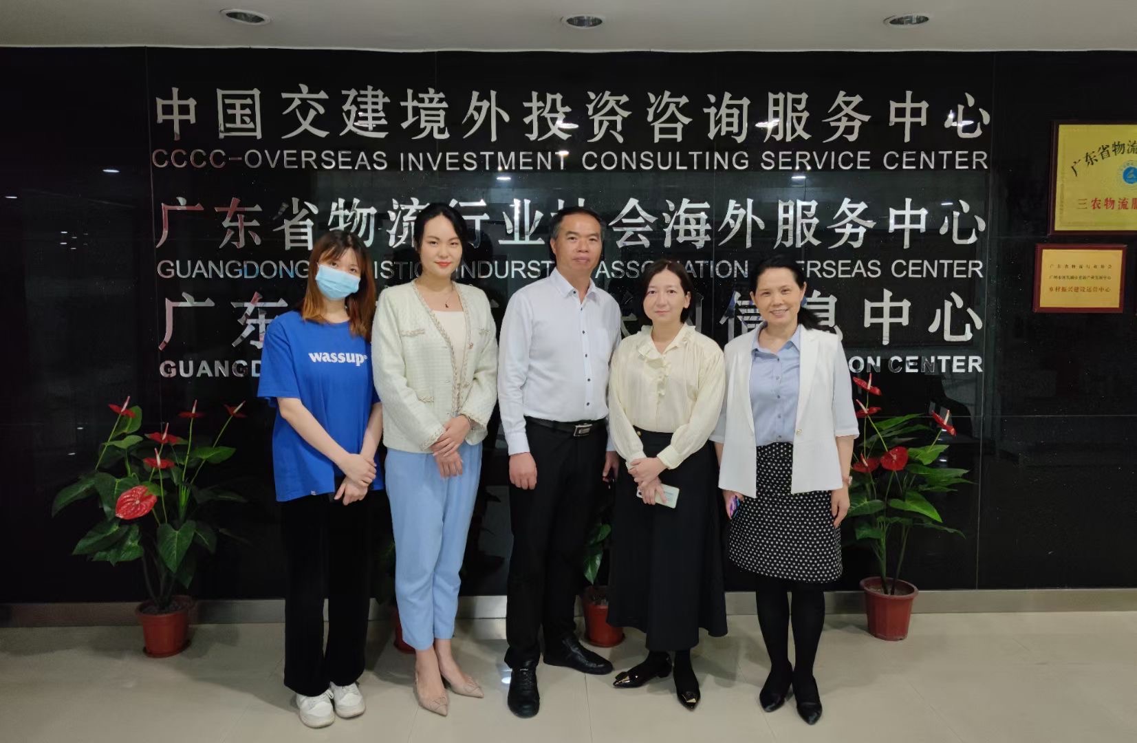 一群人站在屏幕前面
描述已自动生成