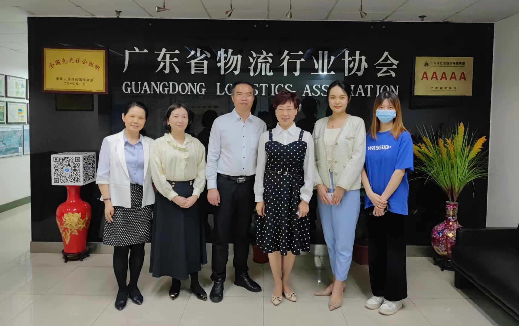 一群人站在一起
描述已自动生成