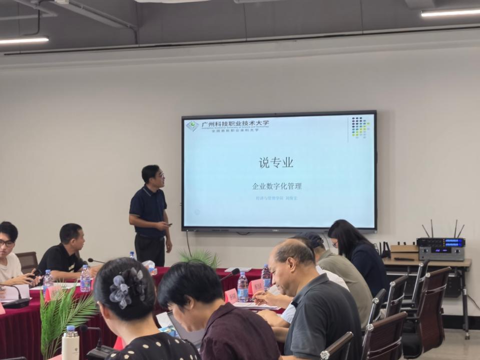 会议室里的人们
AI 生成的内容可能不正确。