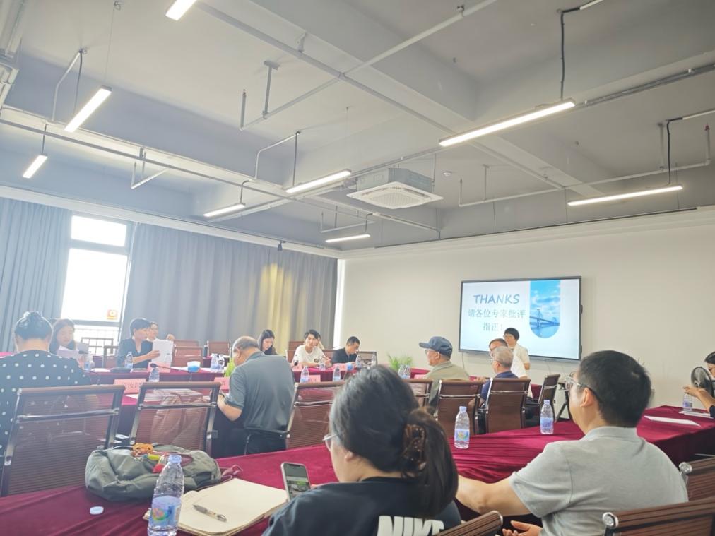 会议室里的人们
AI 生成的内容可能不正确。