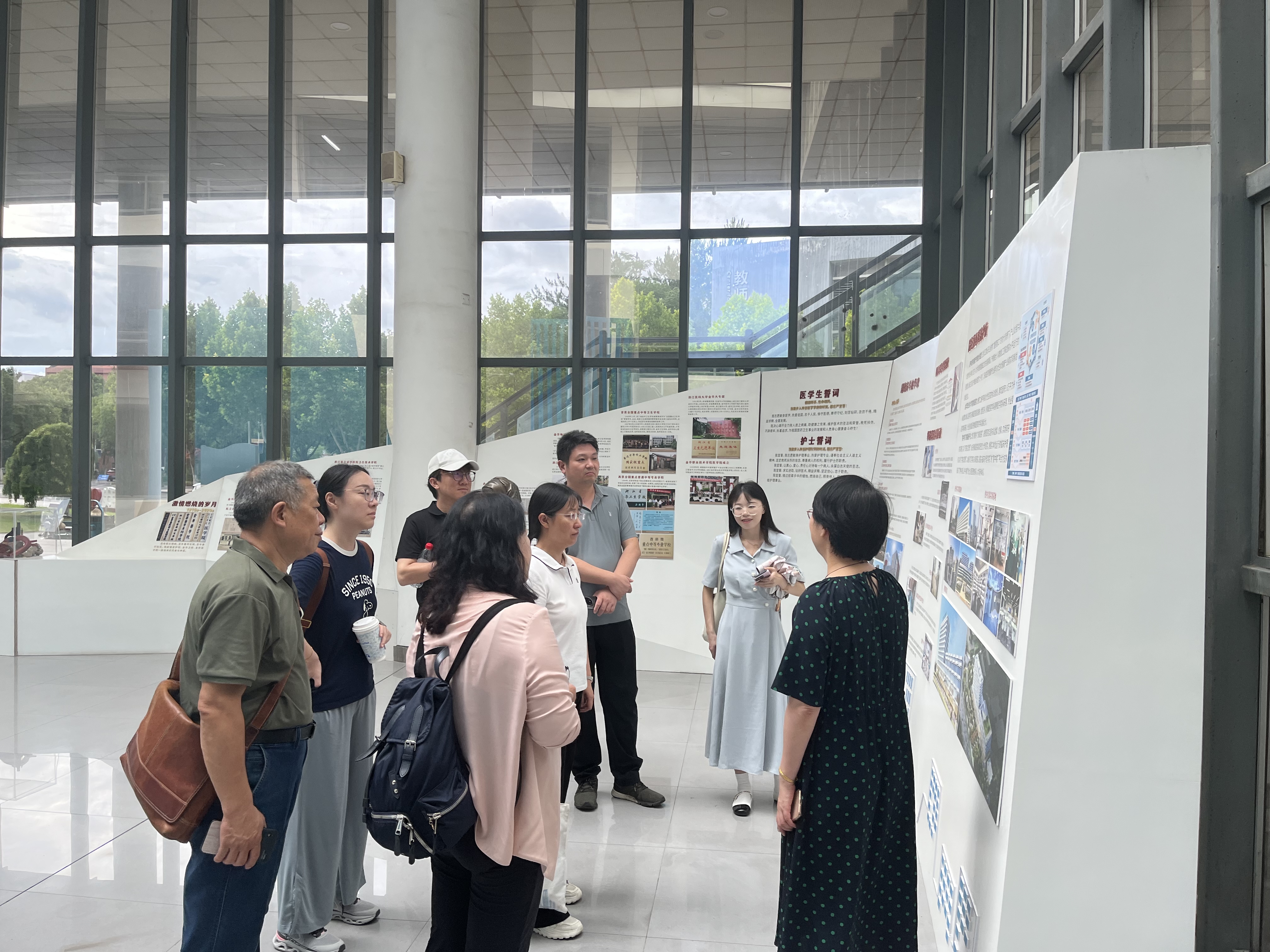 参观金华职业技术大学医学院展厅.jpg