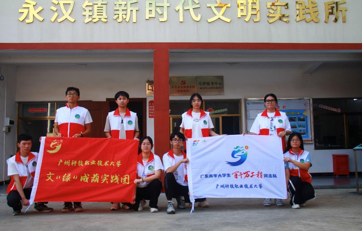 图片包含 人, 男人, 橙子, 女人

描述已自动生成