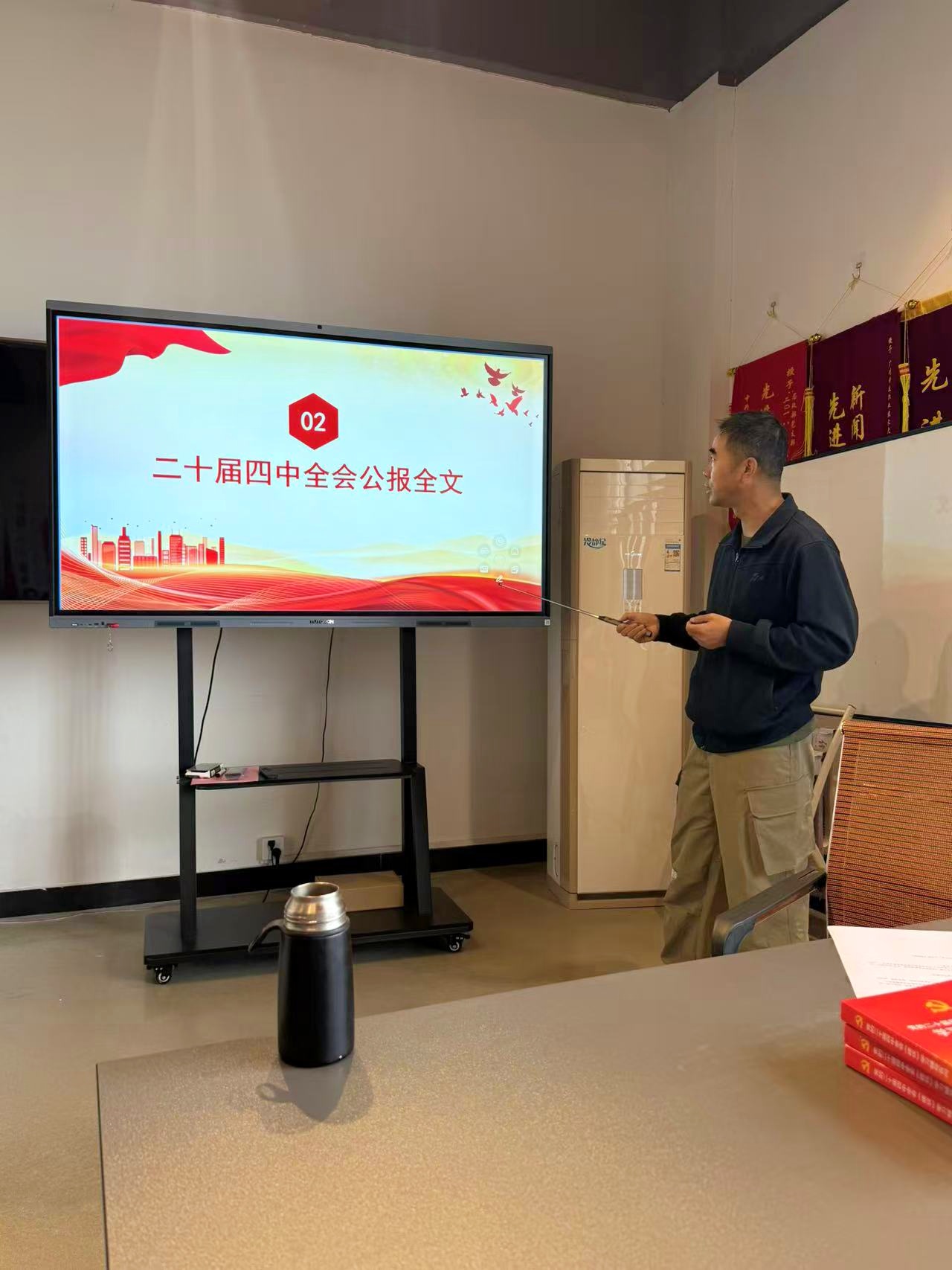 男人站在房间里
AI 生成的内容可能不正确。