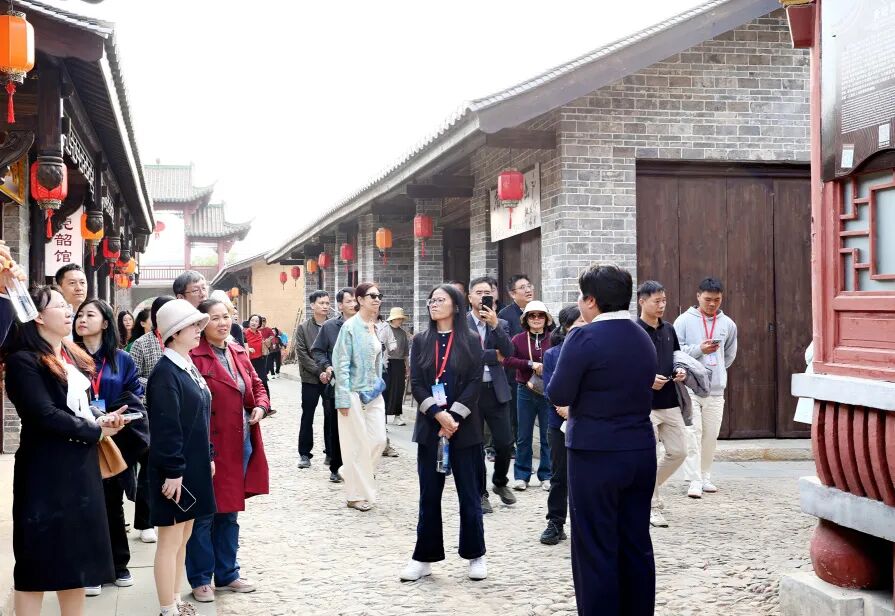 人们站在街道上走

AI 生成的内容可能不正确。