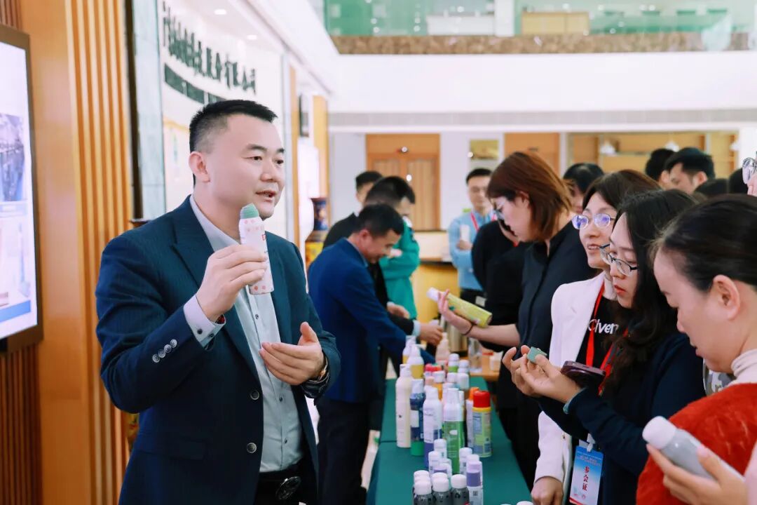 一群人在房间内玩体感游戏

AI 生成的内容可能不正确。