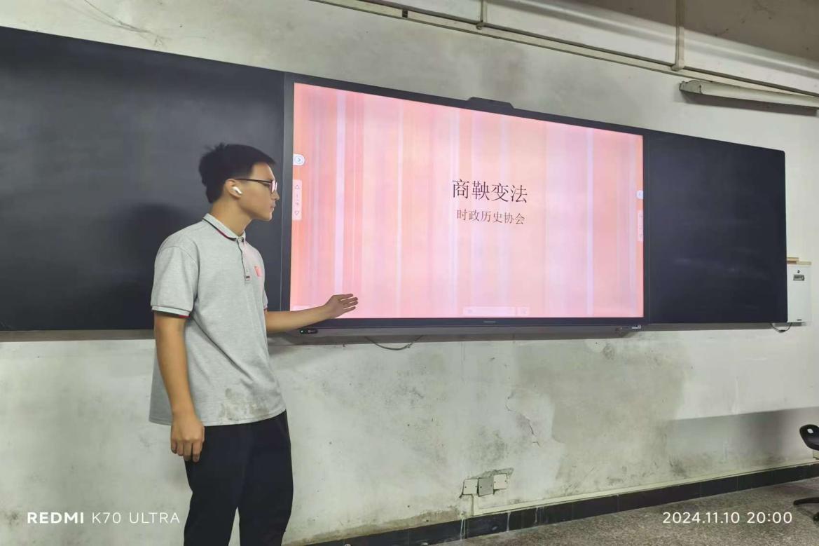 男人站在墙边中度可信度描述已自动生成 男人站在墙边中度可信度描述已自动生成