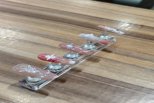 桌子上放满了不同类型的零件 桌子上放满了不同类型的零件