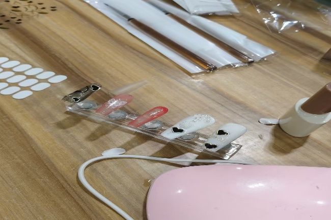 桌子上的手机AI 生成的内容可能不正确。