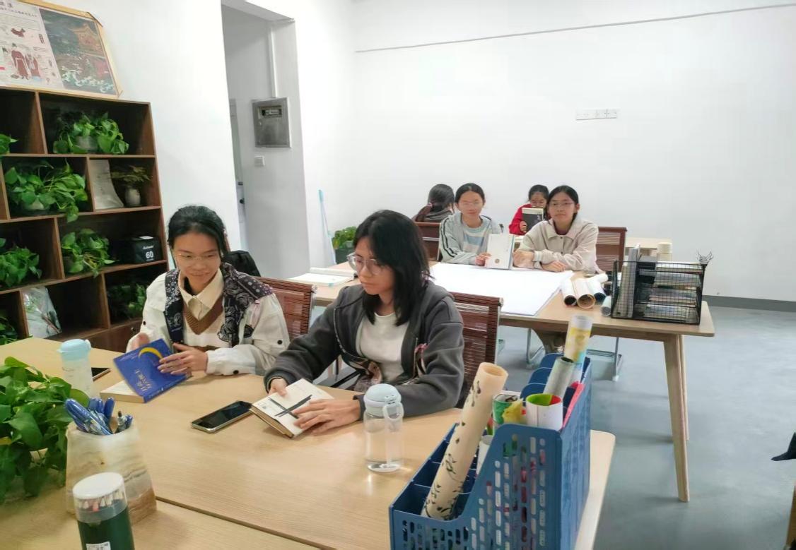 几个人在桌子前AI 生成的内容可能不正确。 几个人在桌子前AI 生成的内容可能不正确。