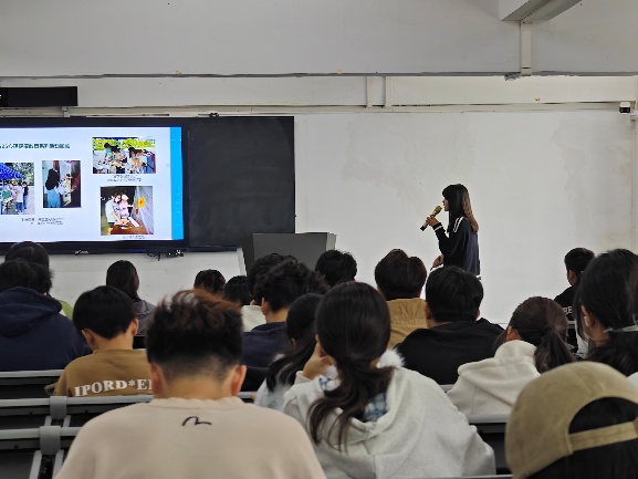 一群人正在听演讲AI 生成的内容可能不正确。