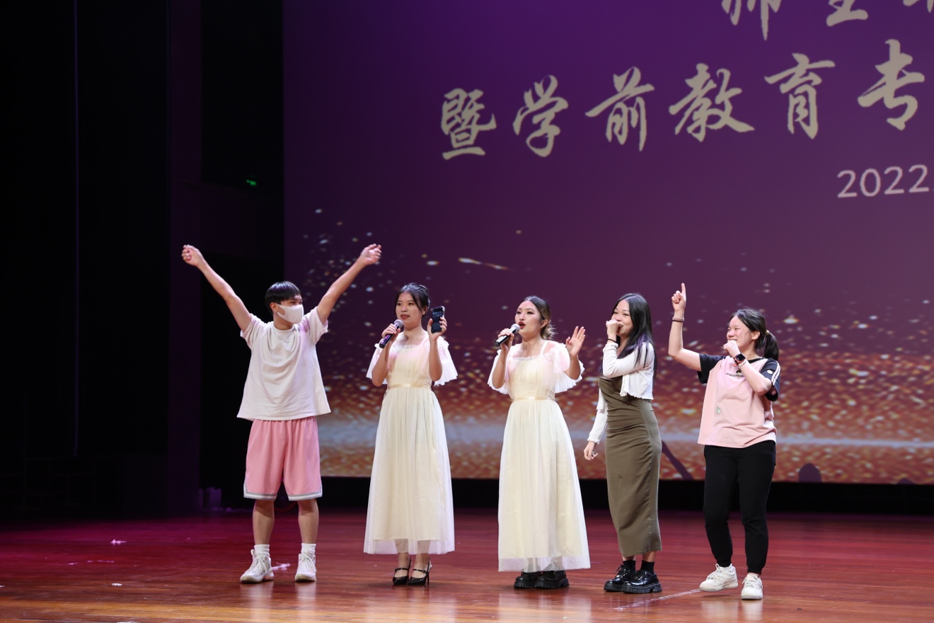 男人和女人在跳舞
中度可信度描述已自动生成