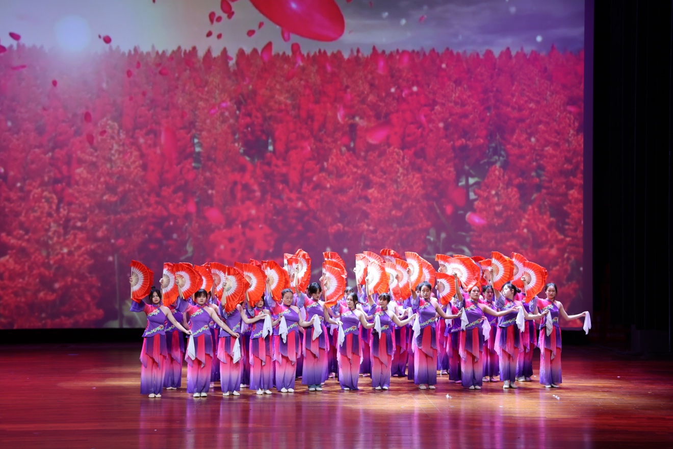 图片包含 室内, 大, 前, 桌子
描述已自动生成