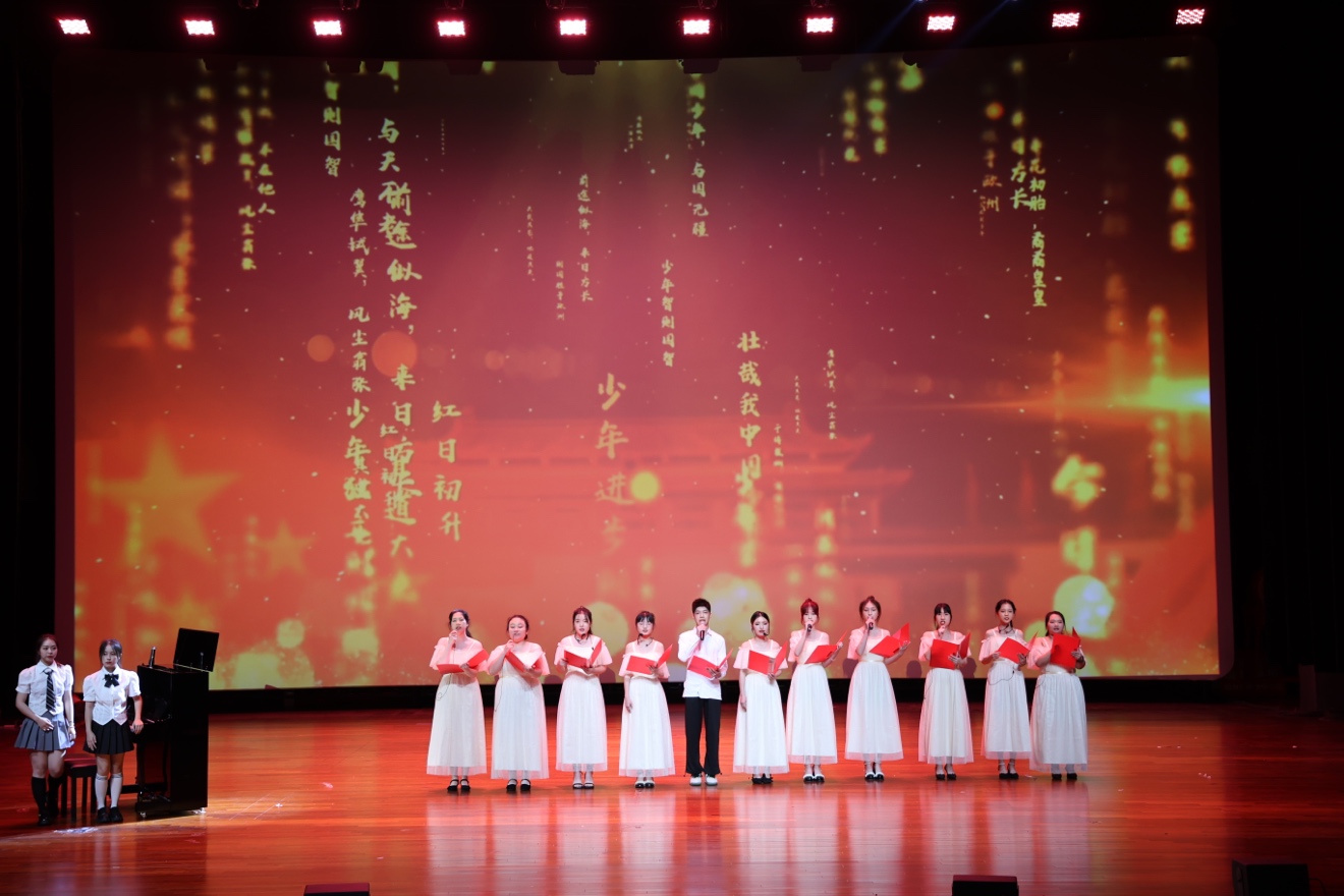 图片包含 桌子, 室内, 木, 灯光
描述已自动生成