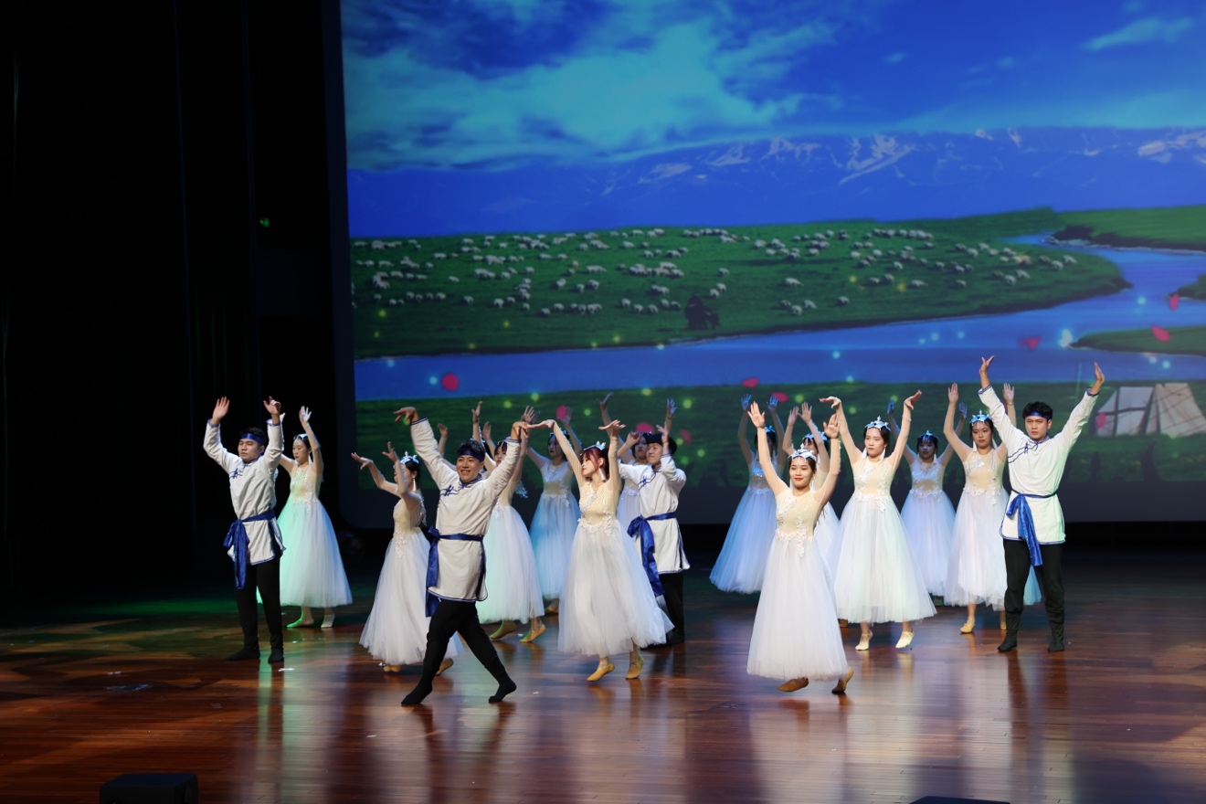 图片包含 前, 站, 大, 人们
描述已自动生成