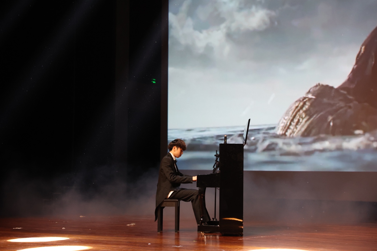 图片包含 桌子, 水, 前, 站
描述已自动生成