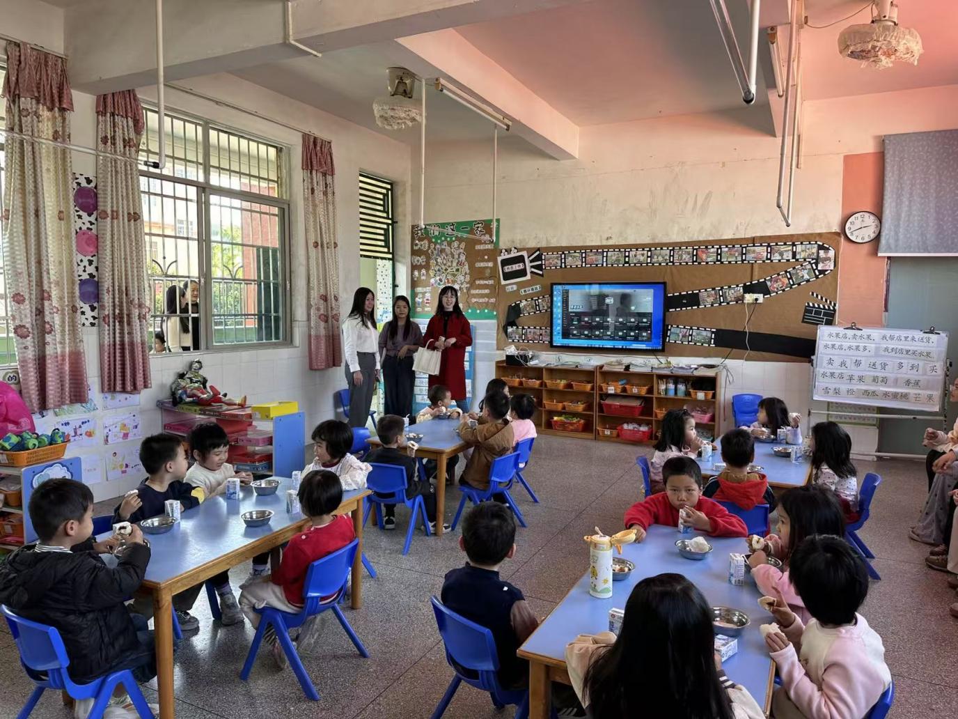 学前教师进新村幼儿园课堂