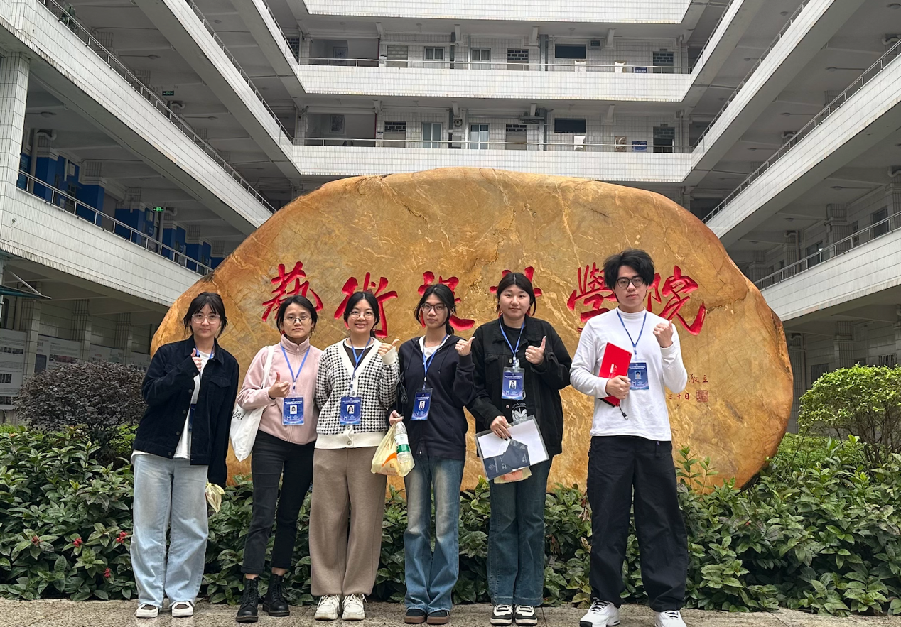 一群人站在建筑前中度可信度描述已自动生成