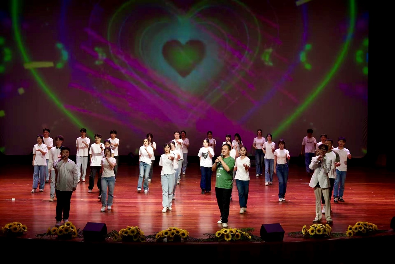 一群人站在台上
AI 生成的内容可能不正确。