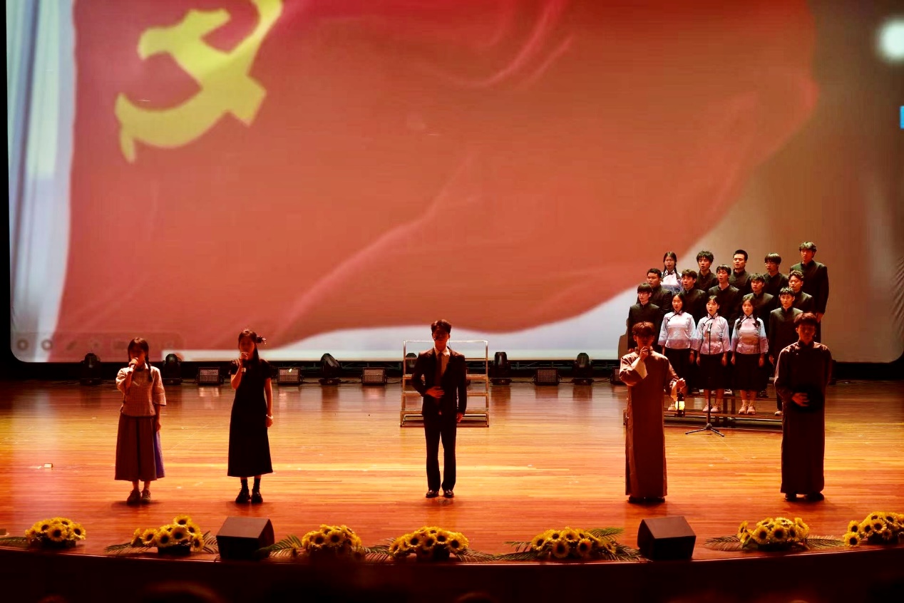 图片包含 站, 橙子, 男人, 前
AI 生成的内容可能不正确。