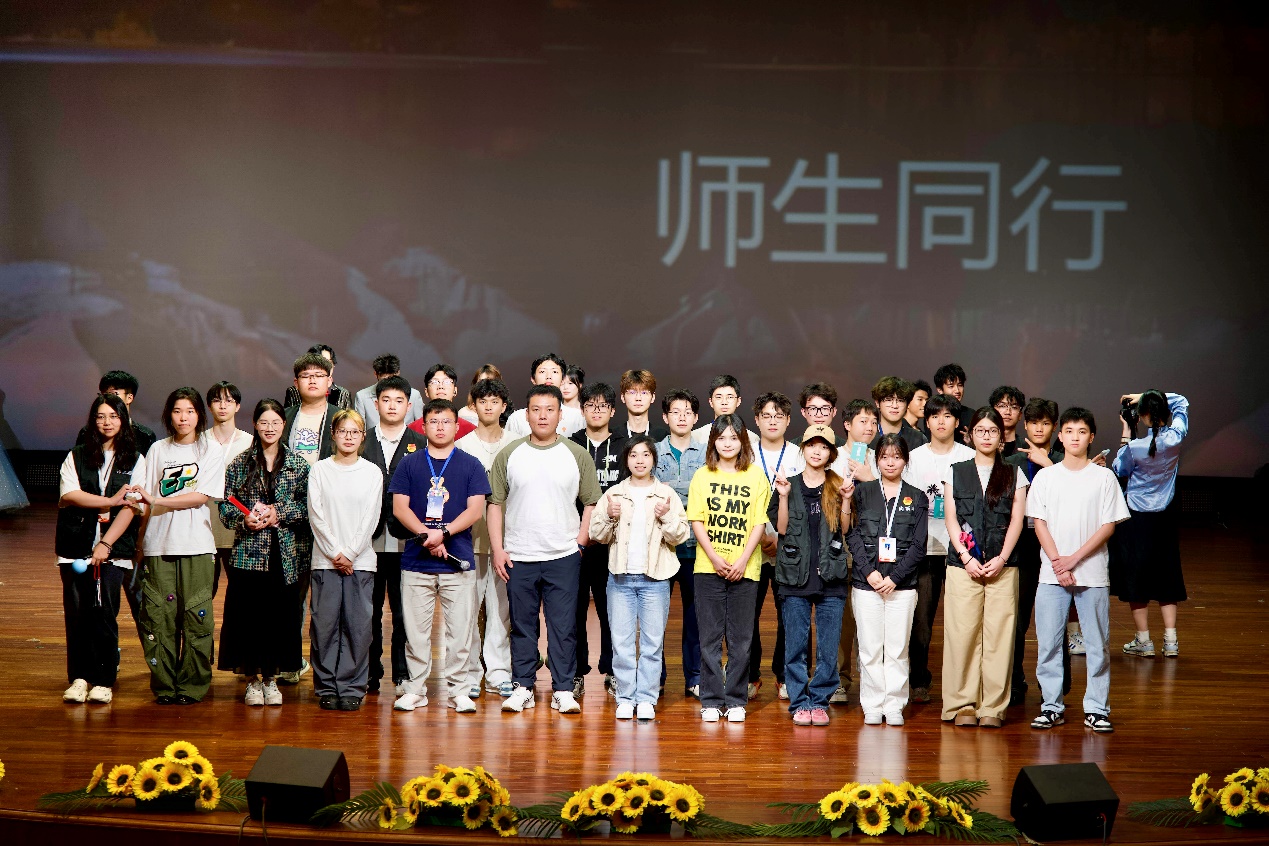 一群人站在台上
AI 生成的内容可能不正确。