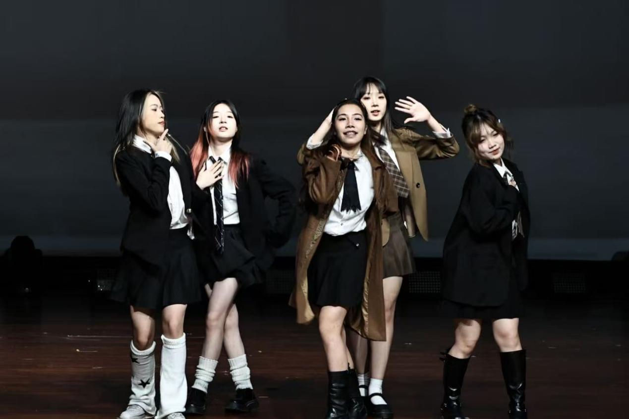 女人们站在一起
AI 生成的内容可能不正确。