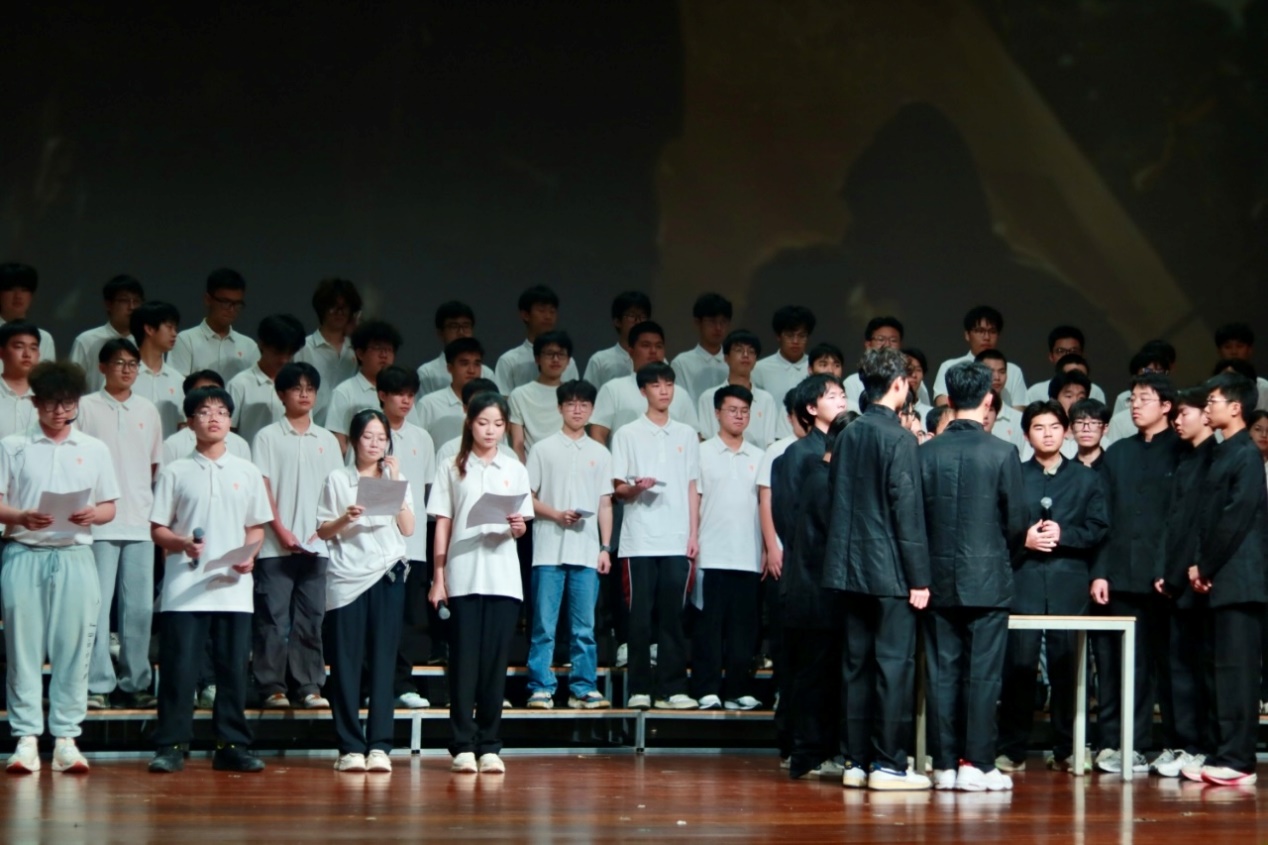 一群人站在台上
AI 生成的内容可能不正确。