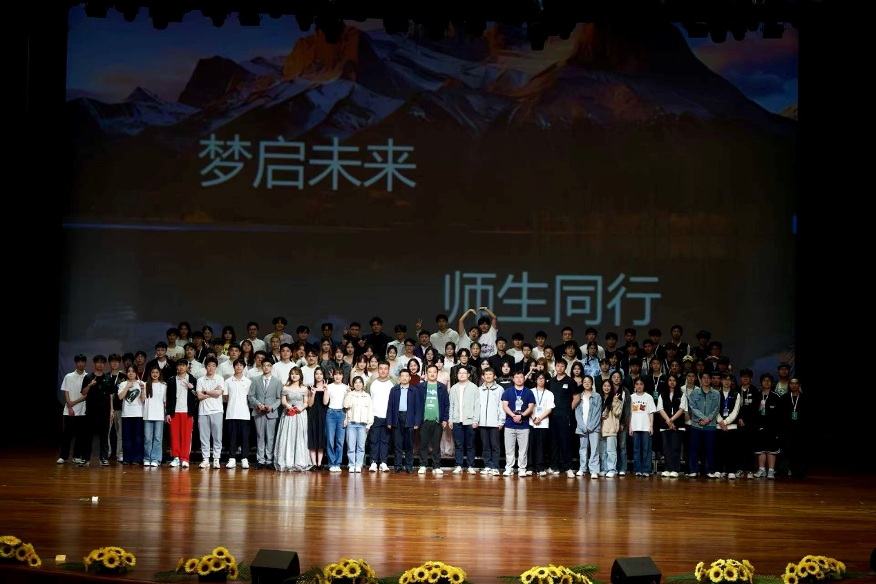 一群人站在台上
AI 生成的内容可能不正确。