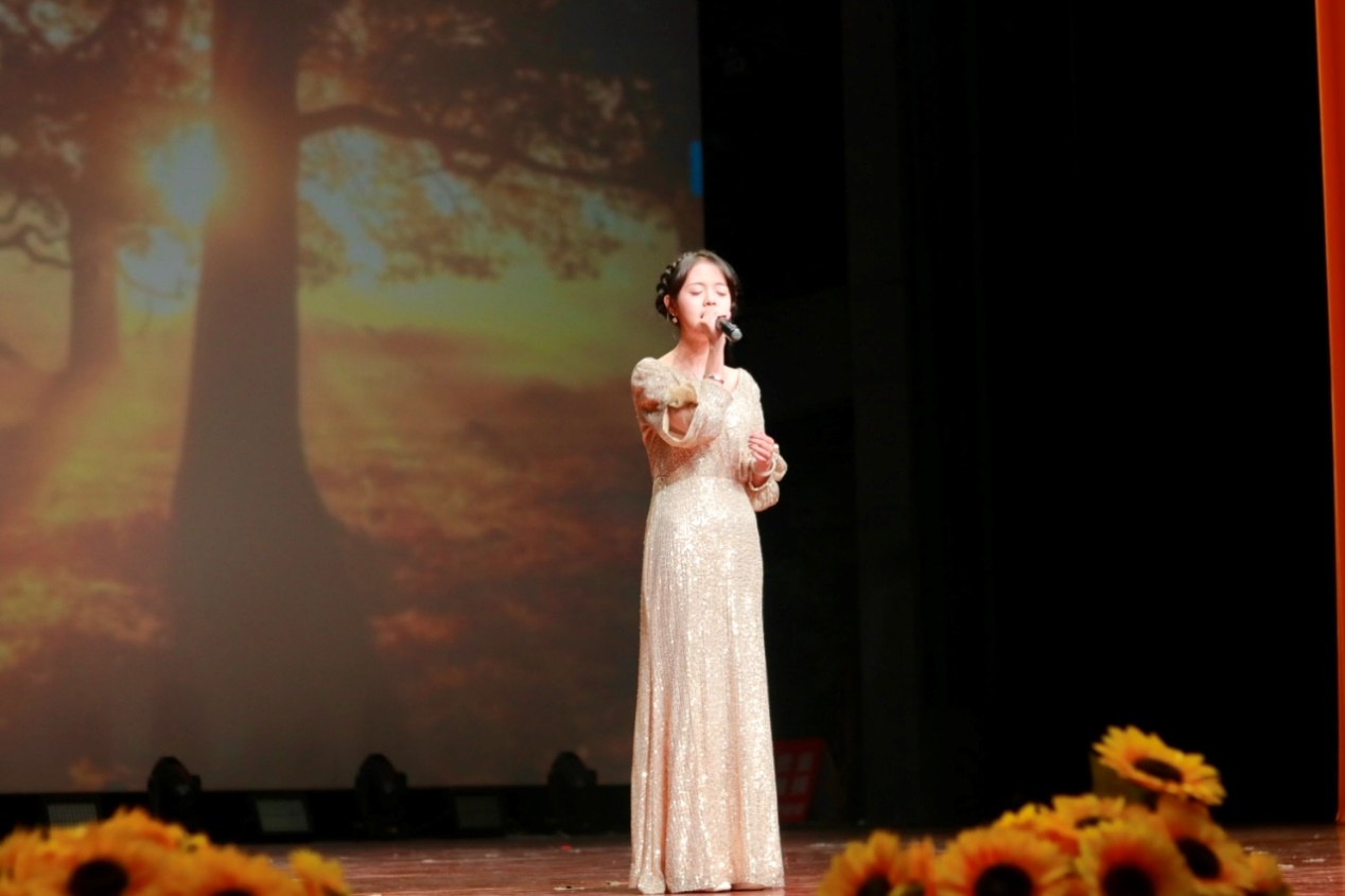 模糊的照片上有人在表演
AI 生成的内容可能不正确。